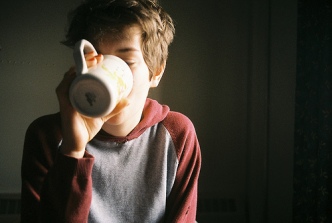 boy-cup-cute-drinking-hot-Favim_com-264574